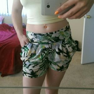 Tropical stretchy shorts