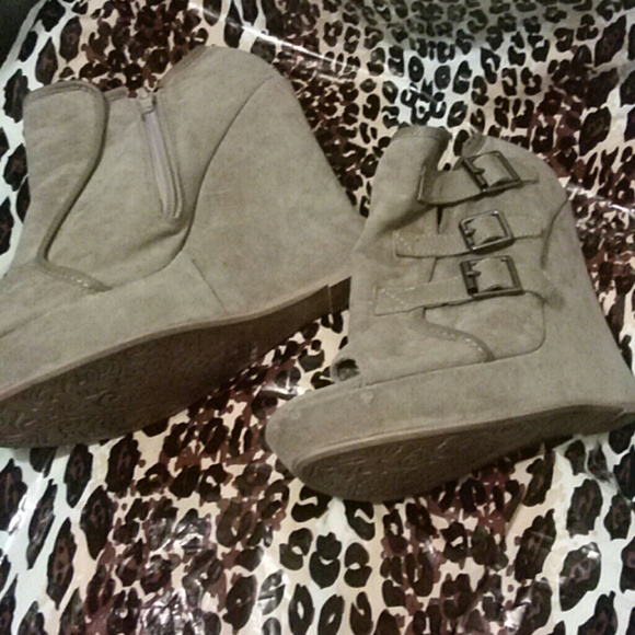 Wedge shoes