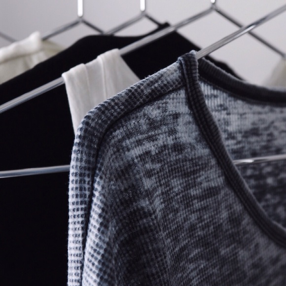 Gray Split Back Top - Picture 4 of 4