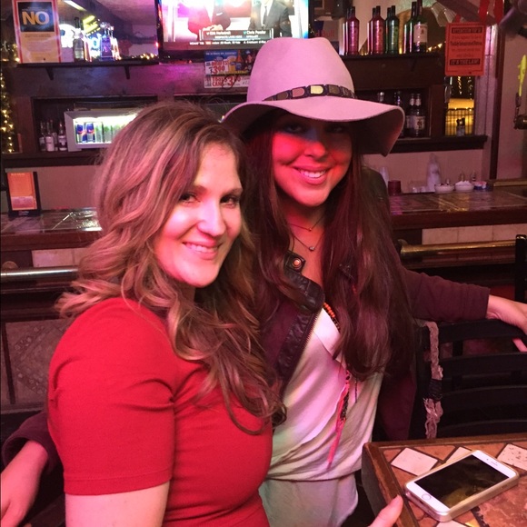 Meet your Posher, Erica - Picture 3 of 4