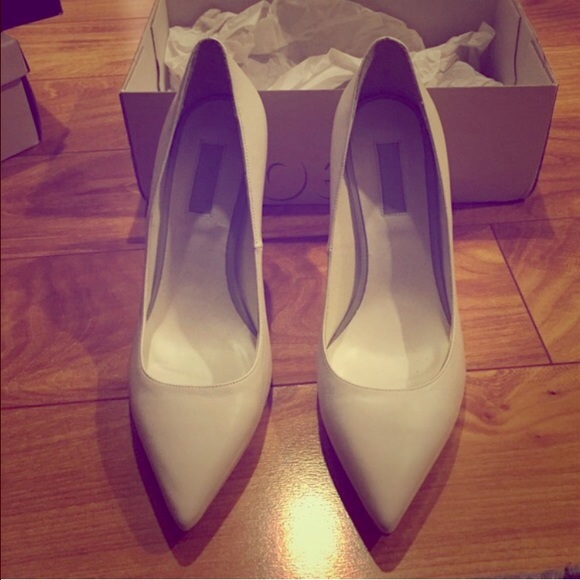 Brand new white leather pumps