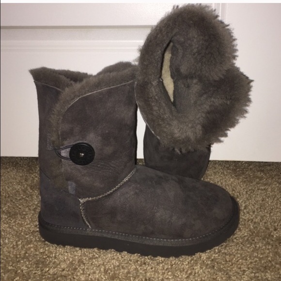 Size 7 US UGG Australia Bailey Button boots Grey