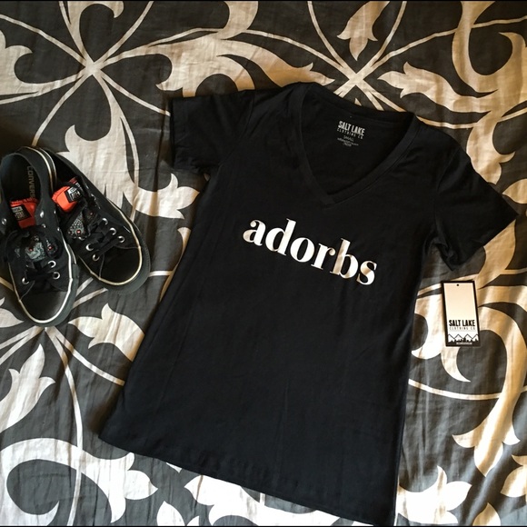 โฌ๏ธ$18LAST ONE XL Lady's Adorbs Fitted V Neck Shirt - Picture 3 of 5