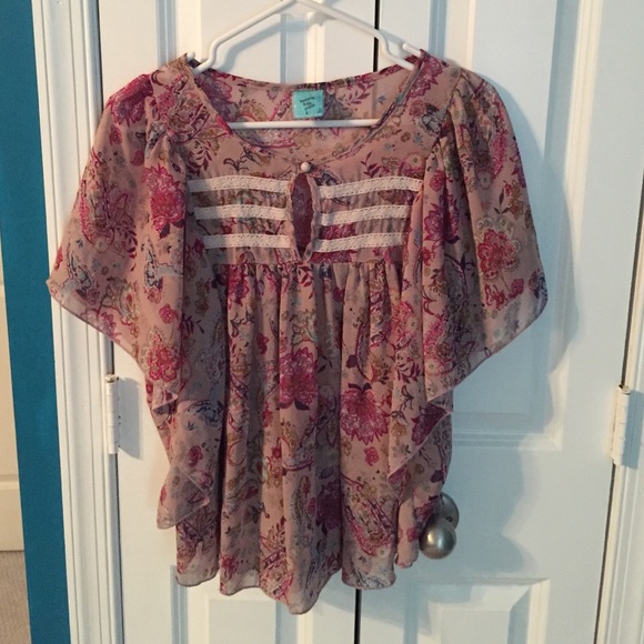 Wide sleeved flowery blouse