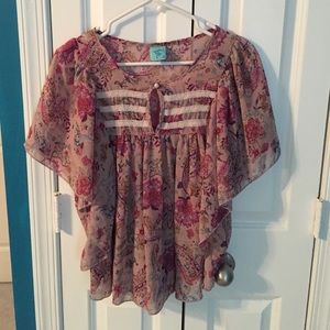 Wide sleeved flowery blouse