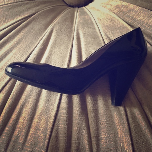 8.5 Vince Camuto black closed toe heel