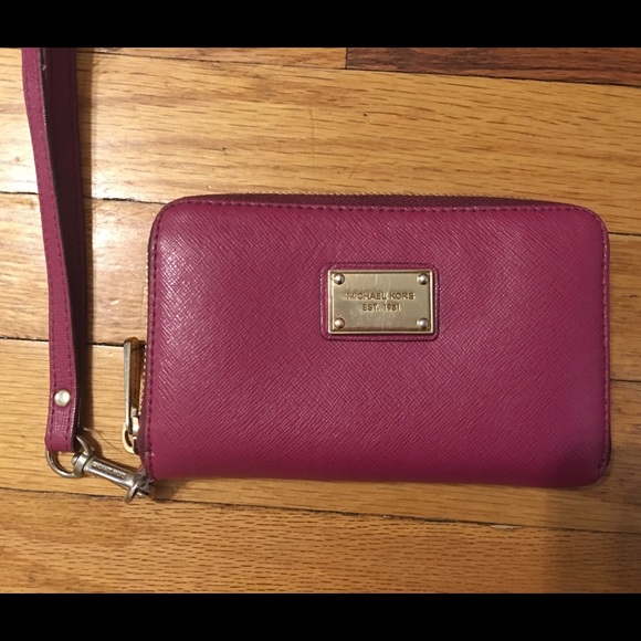 Michael kors wristlet 💜
