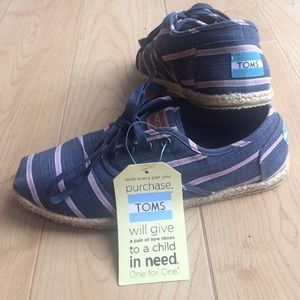NWT Toms Cordones Sneakers (Never worn)