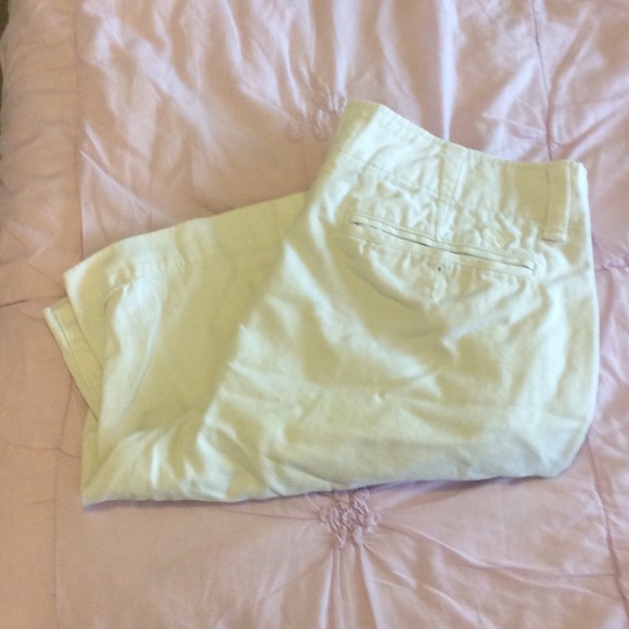 M white American Eagle shorts