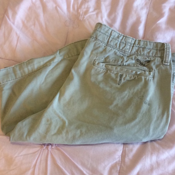 M American Eagle khaki shorts