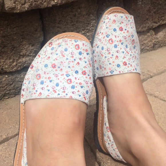 *SOLD* FREE w/purchase JeffreyCampbell Suede Flats - Picture 3 of 4