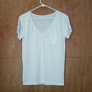 White loose v-neck