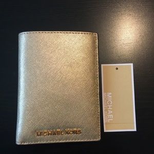 NWT MICHAEL KORS JET SET PASSPORT WALLET