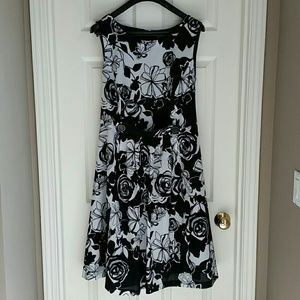 Pretty B&W sleeveless dress