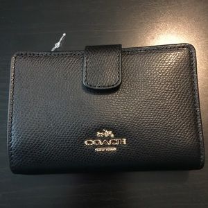 NWOT COACH MEDIUM CROSSGRAIN ZIP WALLET