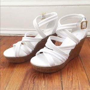 *FLASH SALE* NWOT Arturo Chiang Snakeskin Wedges