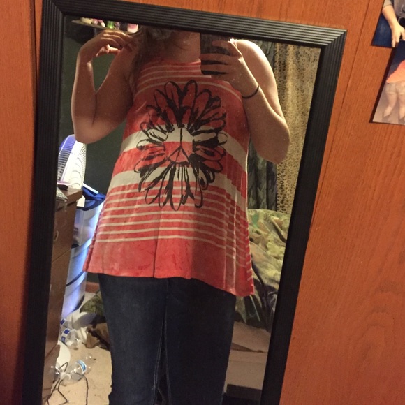 Red and white flower tank