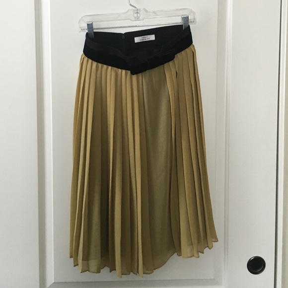 Pleated yellow/black skirt
