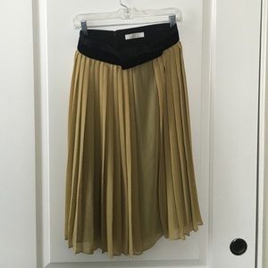 Pleated yellow/black skirt