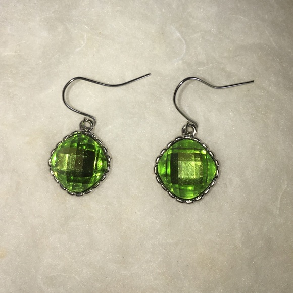 ⭐️Green & Silver Short Dangle Earrings⭐️