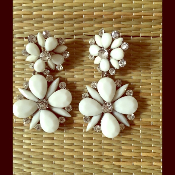 WHITE FLORAL DROP EARRINGS - Picture 4 of 4
