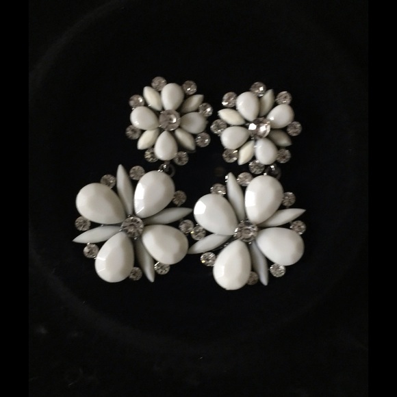 WHITE FLORAL DROP EARRINGS - Picture 3 of 4