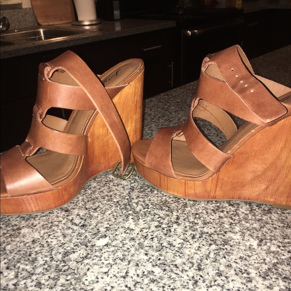 Light worn (maybe 3 times) lucky brand wedges - Picture 1 of 3