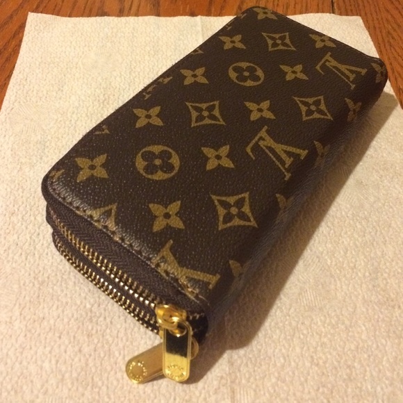 Wallet brown, not aunthentic