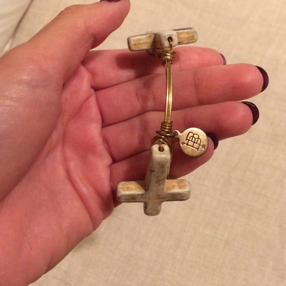 B&B cross bangle