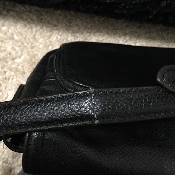 Black crossbody free with purchase - Picture 3 of 4