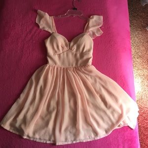 Short ballerina like light pink dress