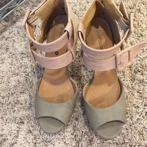 Nude pumps