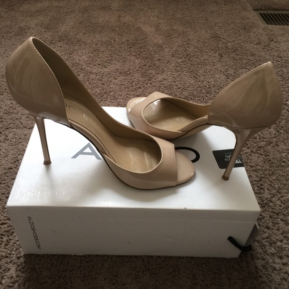 Open toe nude heel