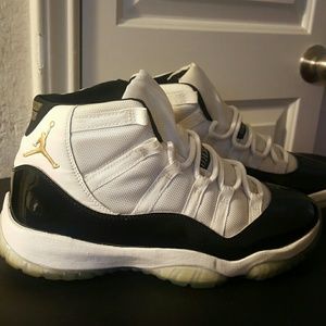 Retro 11s defining moment package wht/blk/gld