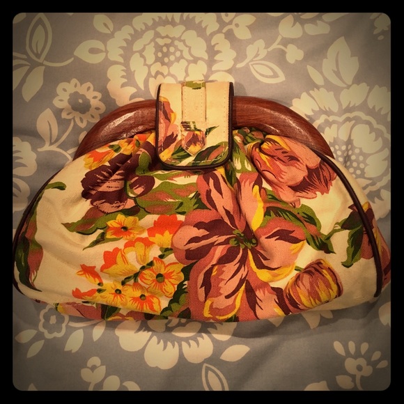 🌟EUC🌟: Tropical Floral Clutch w Wood Trim.