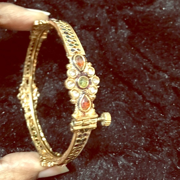 Jewelry - Stone bangle screw system