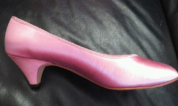 Beautiful Pink Dyable Shoes Size 7.5 - Picture 2 of 3
