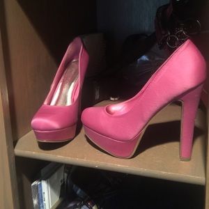 Pink platform pumps