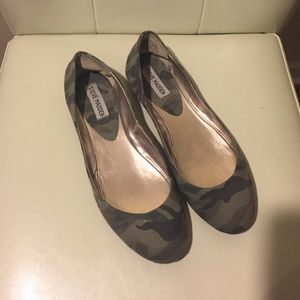 Steve Madden camouflage flats