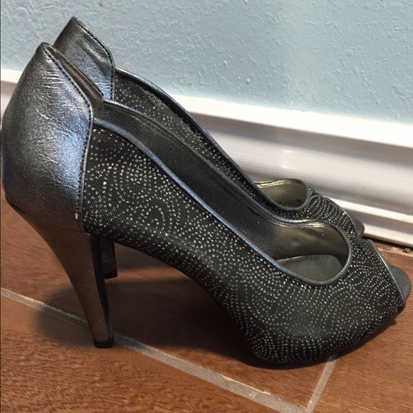 Elegant Silver Heels - Picture 1 of 4
