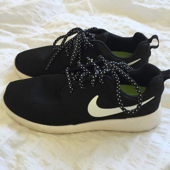 Black nike roshe