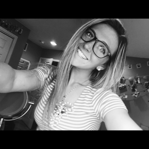 Meet your Posher, Tori - Picture 2 of 2