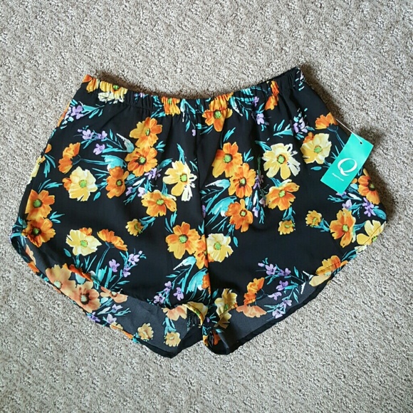 Floral beachy shorts - Picture 2 of 2