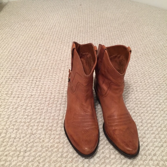 Western bootie! Super cute with skinny jeans !