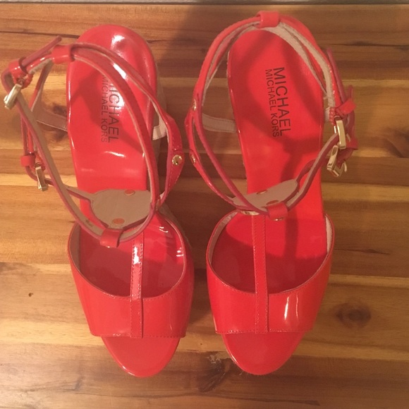 Gorgeous Michael Kors Wedge - Picture 2 of 4