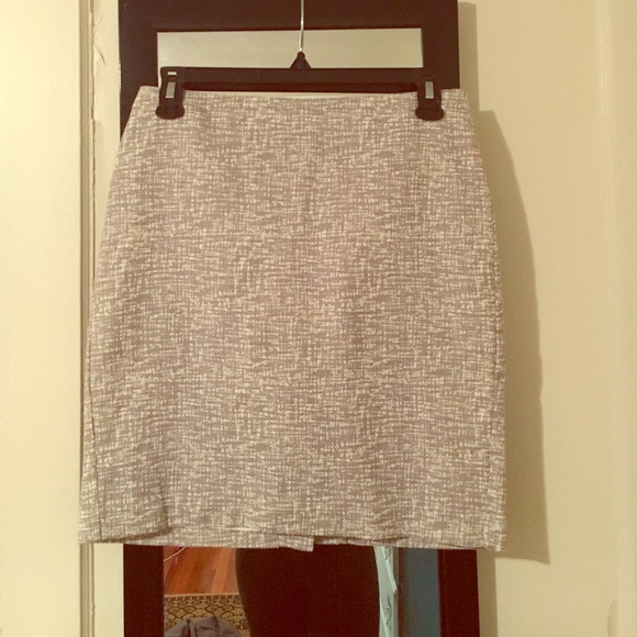 SOLD! Banana Republic gray and white skirt