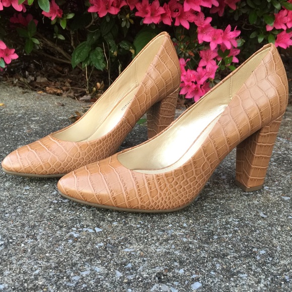 Bandolino Shoes - NWOB Bandolino tan pumps/high heels sz 6