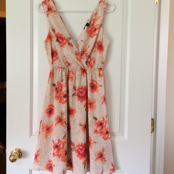 Adorable floral summer dress.