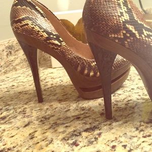 Jessica Simpson wood bottomed pump