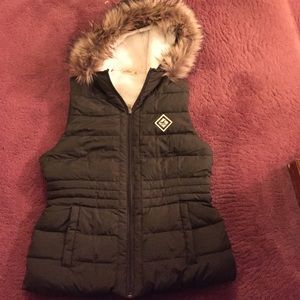 Hollister army green winter vest/faux fur good
